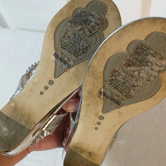 Stuart Weitzman Silver Crystal Sandals ladies size 4. Cruelty Free. VG Condition - Picture 9 of 9